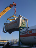 Перемещение контейнера на ж/д платформу с помощью грузовой траверсы